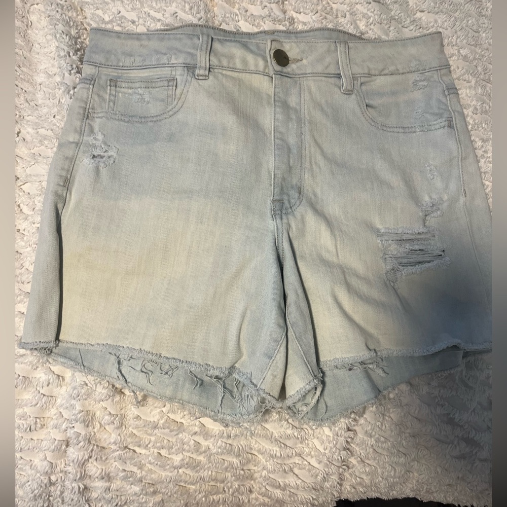 American Eagle Outfitters Shorts
Comes from a smoke feee and pet free home.